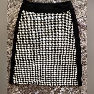 TAHARI Author S. Levine skirt size 2 houndstooth